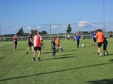 Laatste training S.K.N.W.K. JO8-1 (partijtje tegen de ouders) van maandag 2 juni 2025 (34/123)